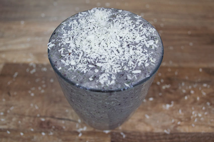 [picture of low-sugar smoothie with blueberries and coconut]